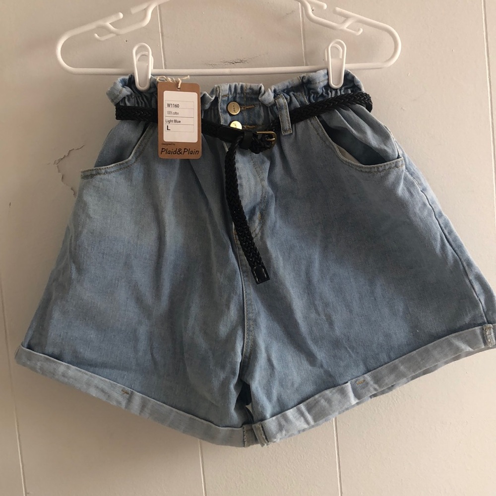 Elastic waist scrunched denim shorts